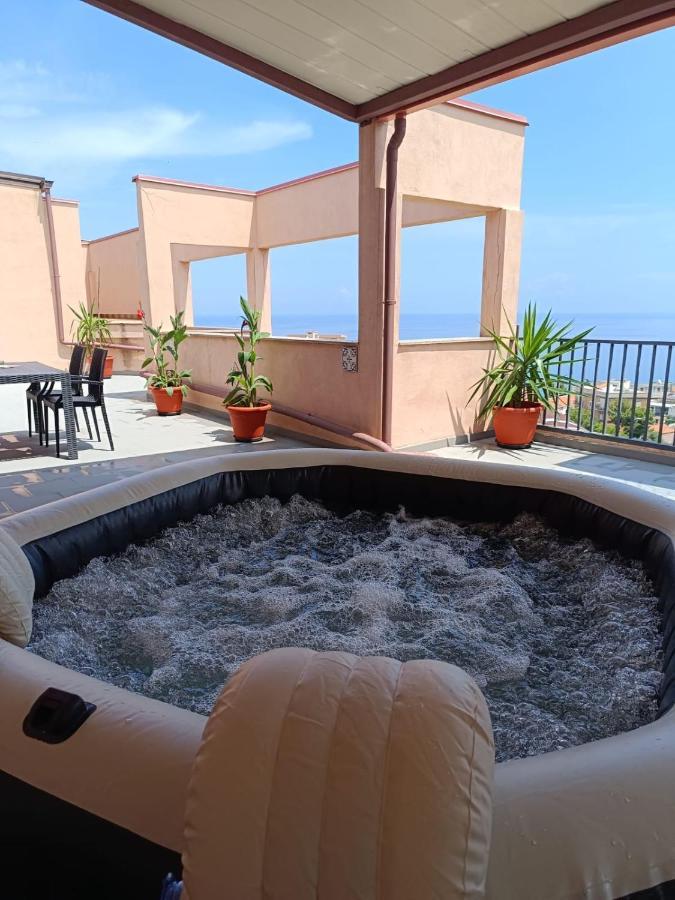 Attico Vista Mare Con Terrazza E Spa Riscaldata Santo Stefano di Camastra Luaran gambar