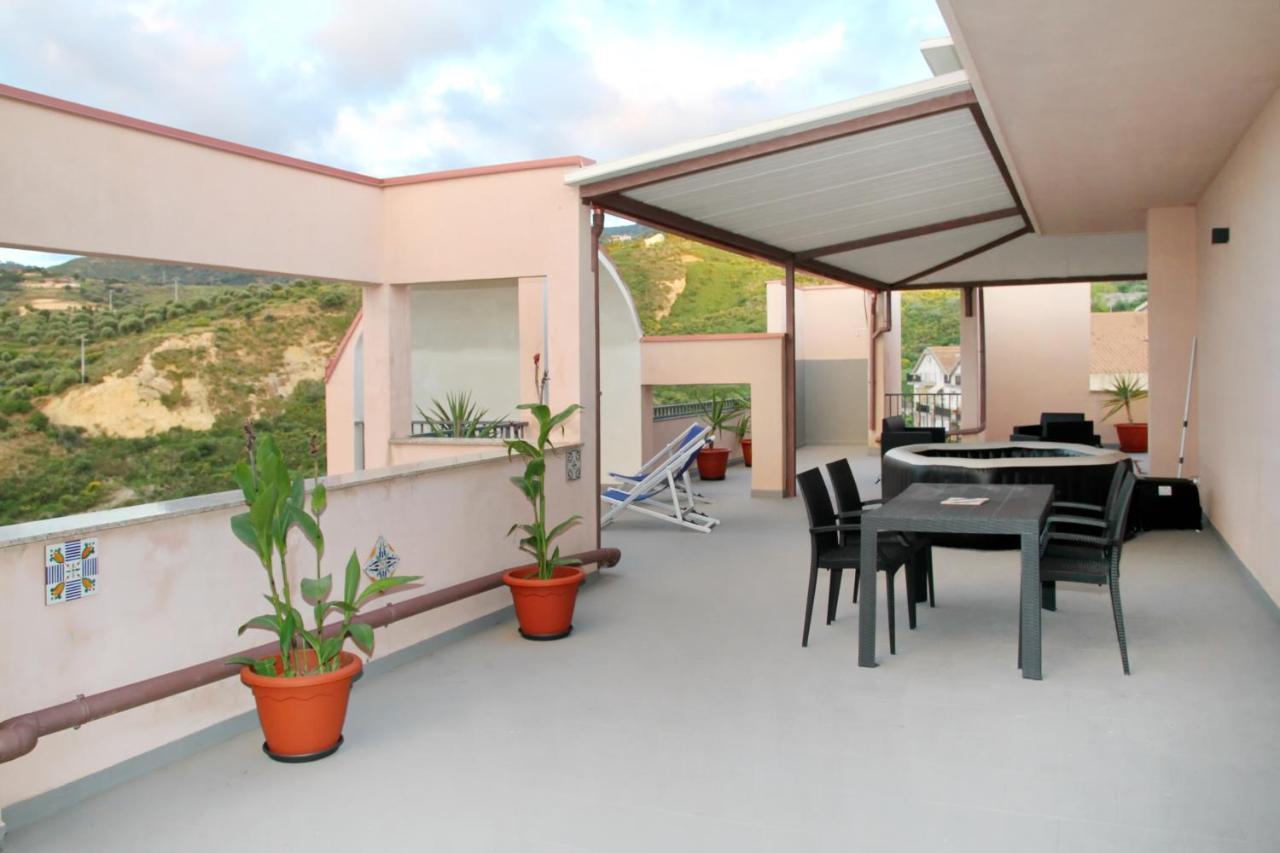 Attico Vista Mare Con Terrazza E Spa Riscaldata Santo Stefano di Camastra Luaran gambar