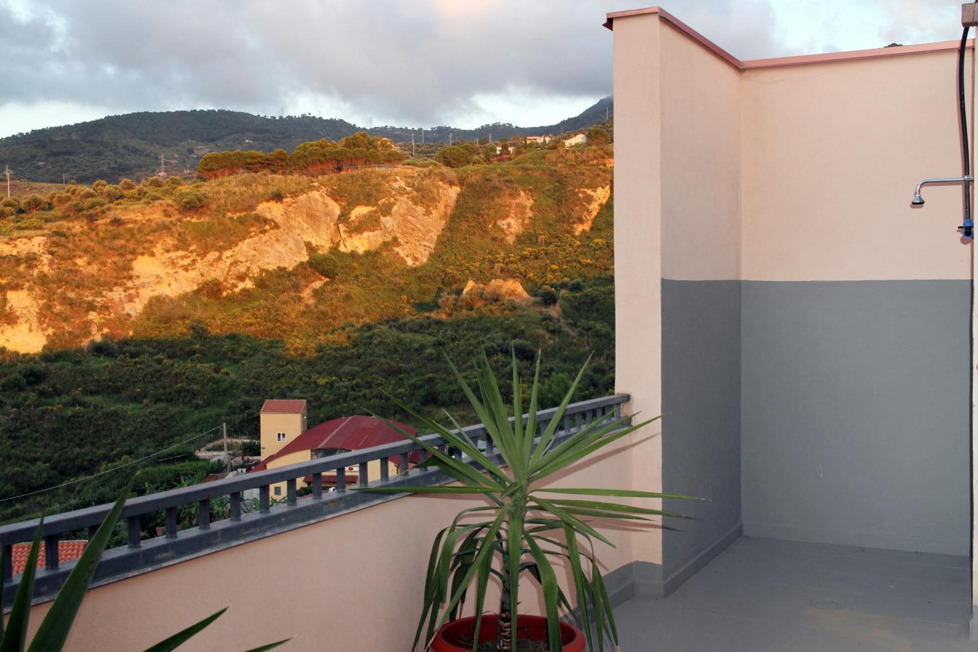 Attico Vista Mare Con Terrazza E Spa Riscaldata Santo Stefano di Camastra Luaran gambar