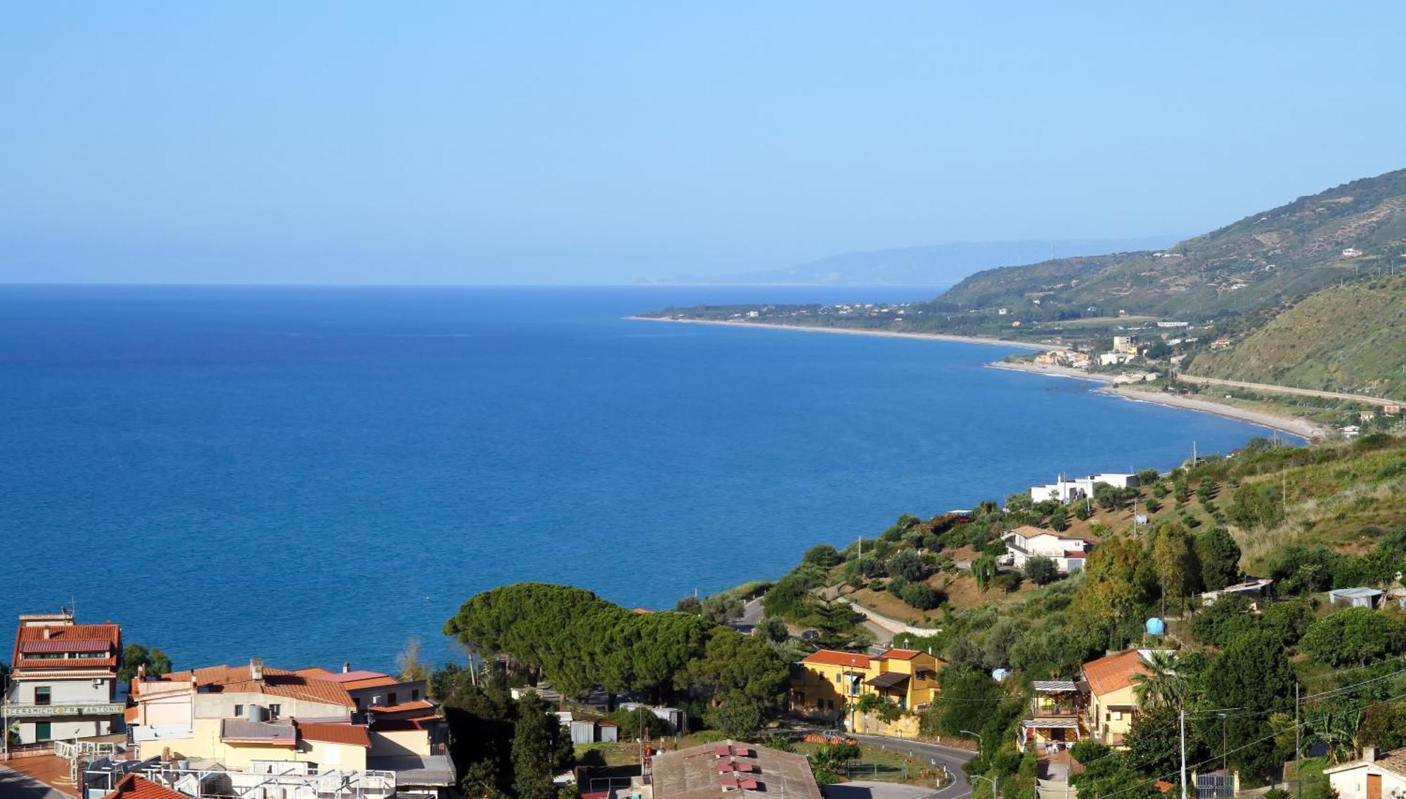 Attico Vista Mare Con Terrazza E Spa Riscaldata Santo Stefano di Camastra Luaran gambar