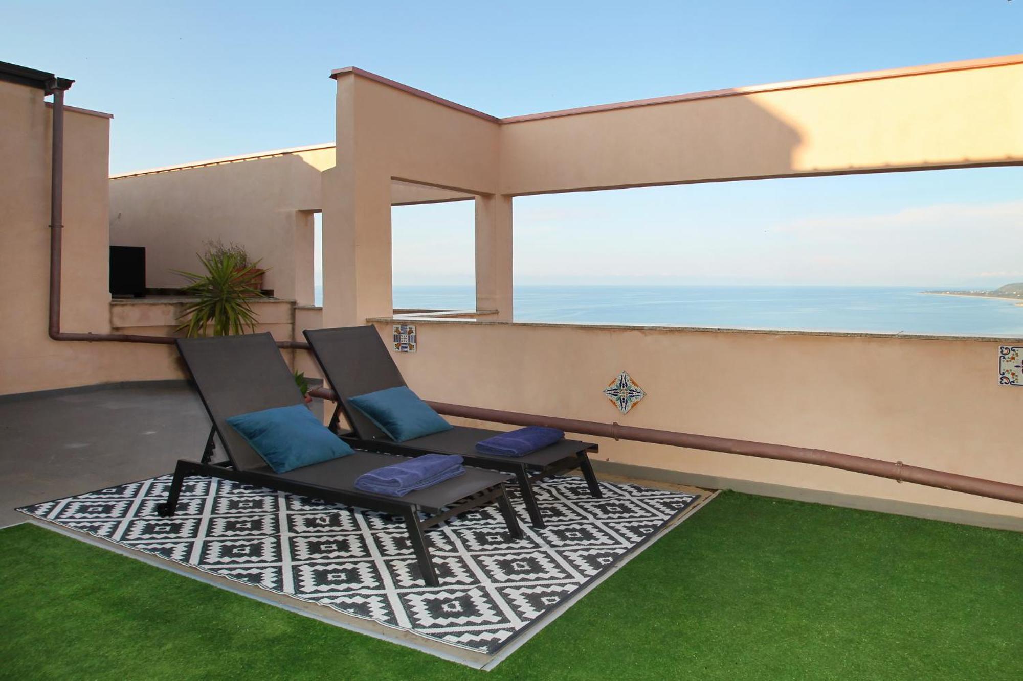 Attico Vista Mare Con Terrazza E Spa Riscaldata Santo Stefano di Camastra Luaran gambar